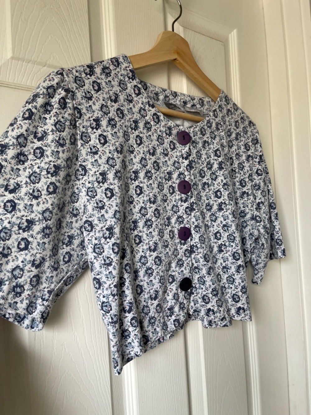 Jean Hillary Floral Button-Front Crop Blouse - Picture 5 of 5